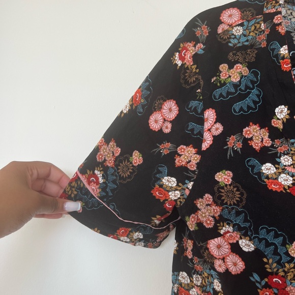 Forever21 Floral Short Sleeve Button Down Size L - Picture 3 of 7
